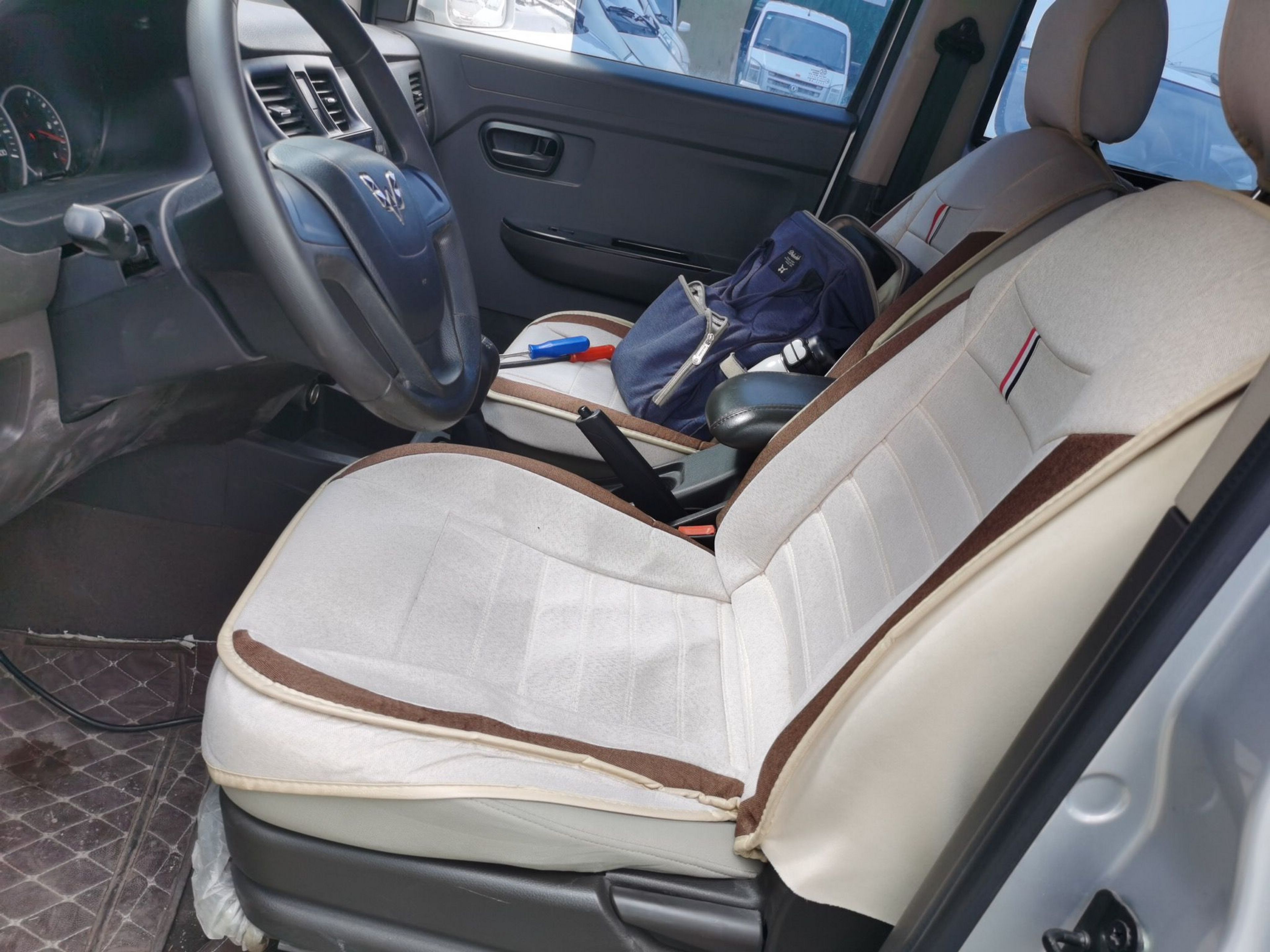 Переднее сиденье в автомобиле