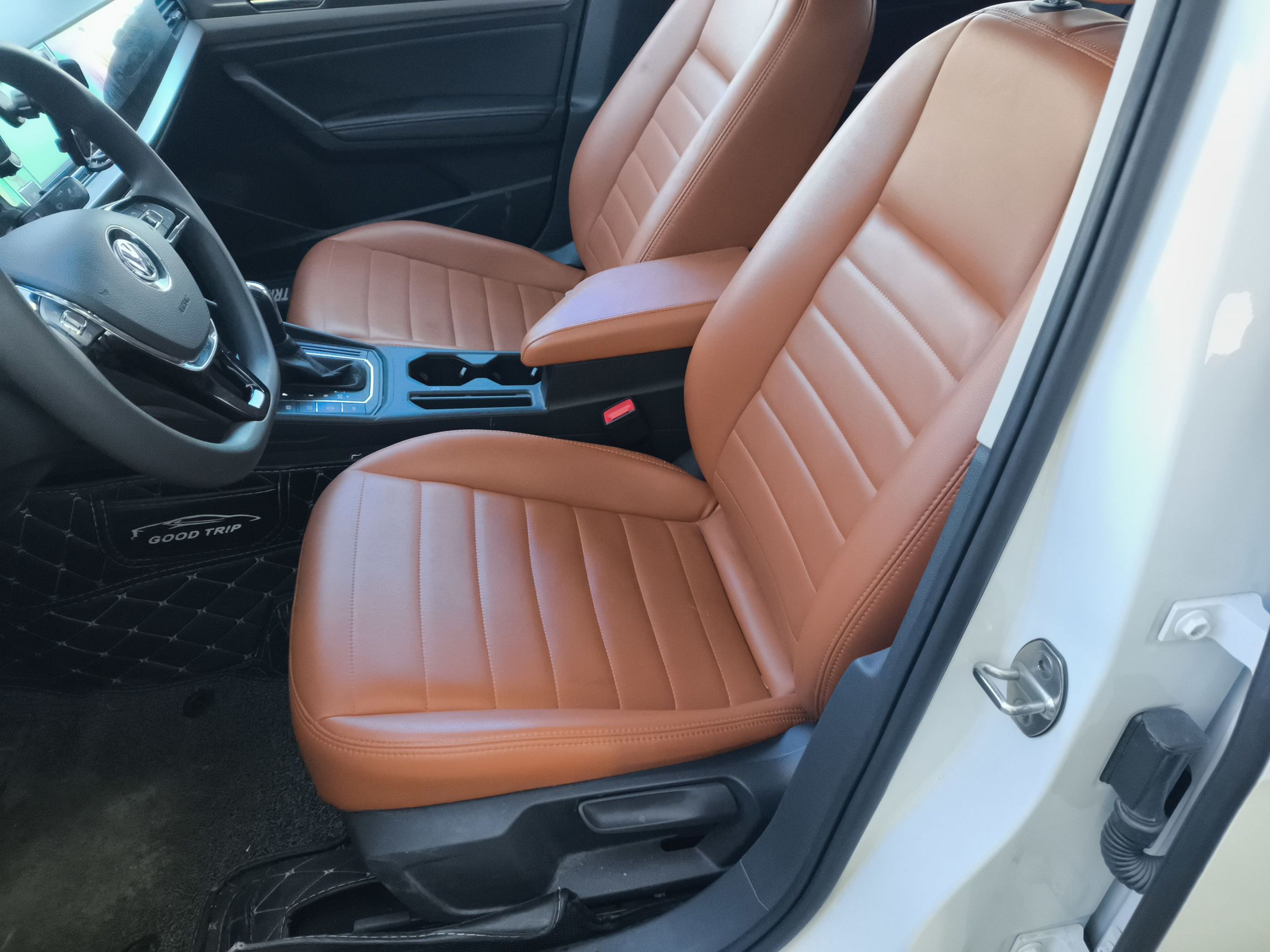 Переднее сиденье в автомобиле