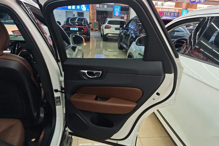 Used Volvo XC60 New Energy 2024 T8 Plug-in Hybrid Long-Range All-Wheel Drive Smart Luxury Edition
