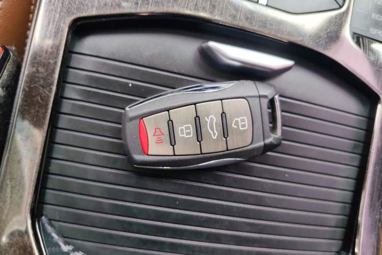 Used Haval H6 2017 Red Label 2.0T Automatic Two-Wheel Drive ZhiShang Model
