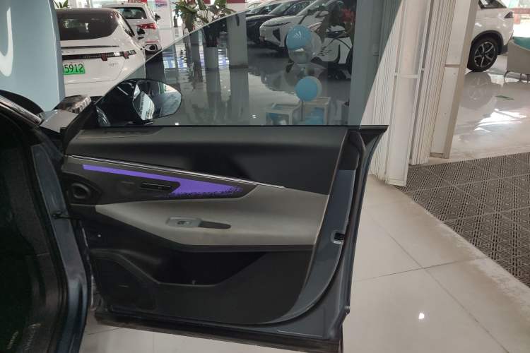 Used Lynk & Co 08 EM-P 2025 220 km All-Wheel-Drive Performance Halo
