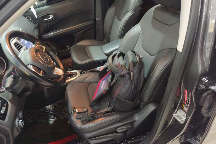 Used  Compass 2020 220T Automatic Leading Edition
