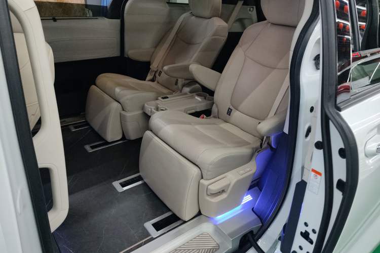 Used Toyota Granvia 2023 2.5L Hybrid Prestige VIP Edition