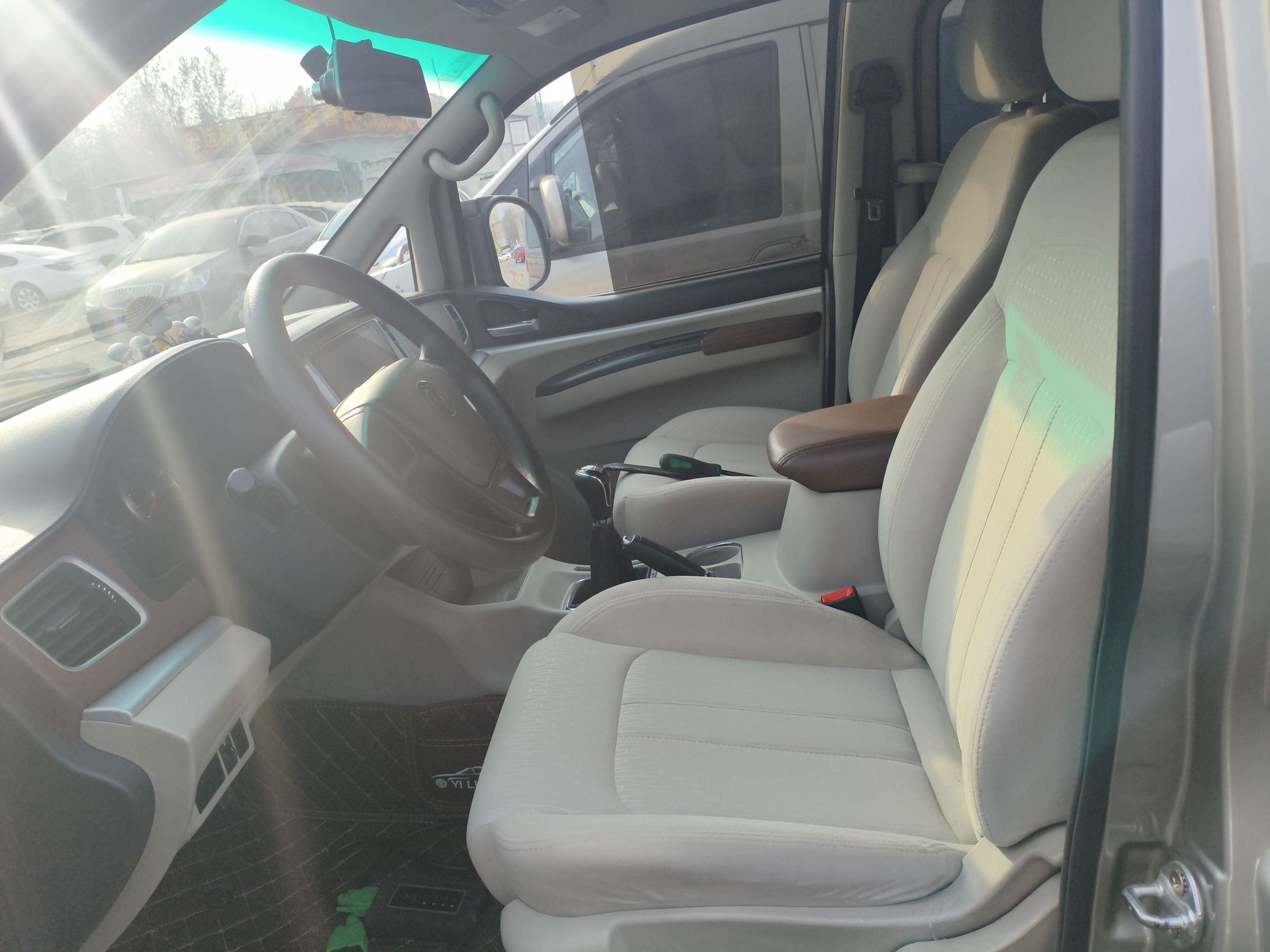 المقاعد الأمامية داخل السيارة