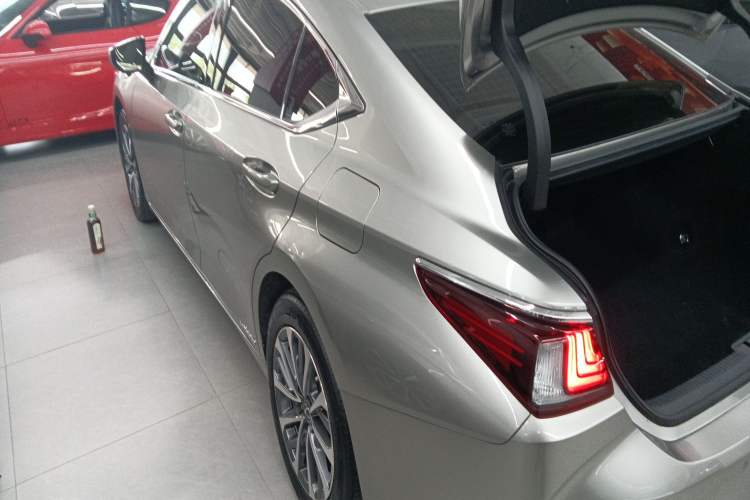 Used Lexus ES 2021 300h Excellence Edition
