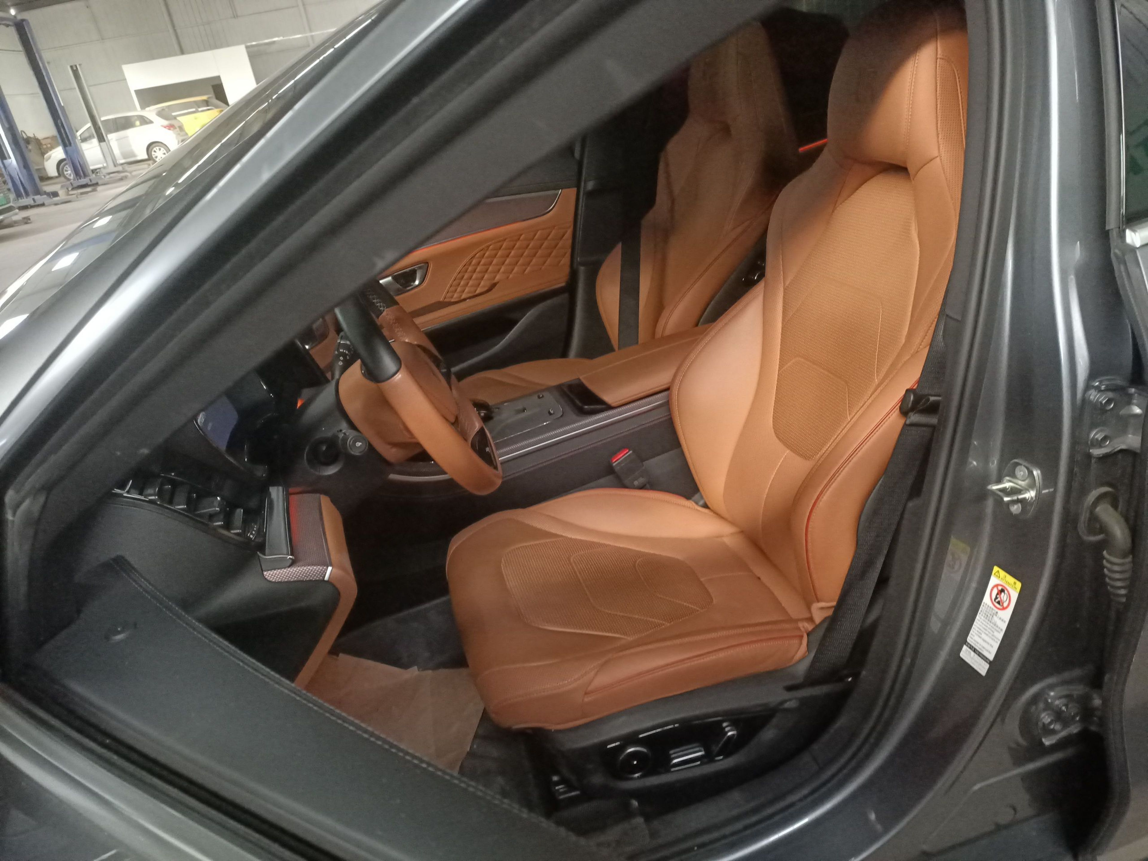 Переднее сиденье в автомобиле