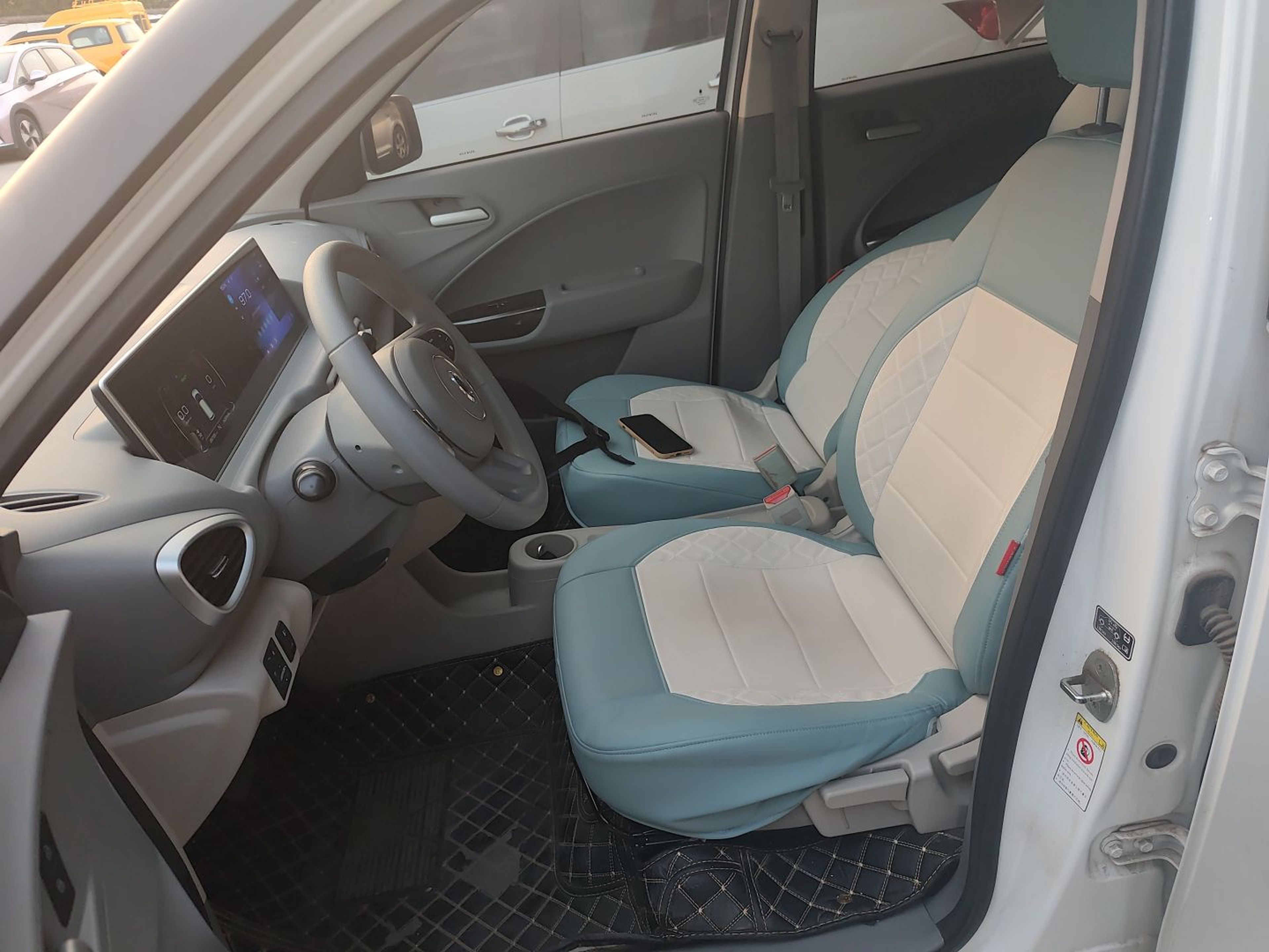 المقاعد الأمامية داخل السيارة