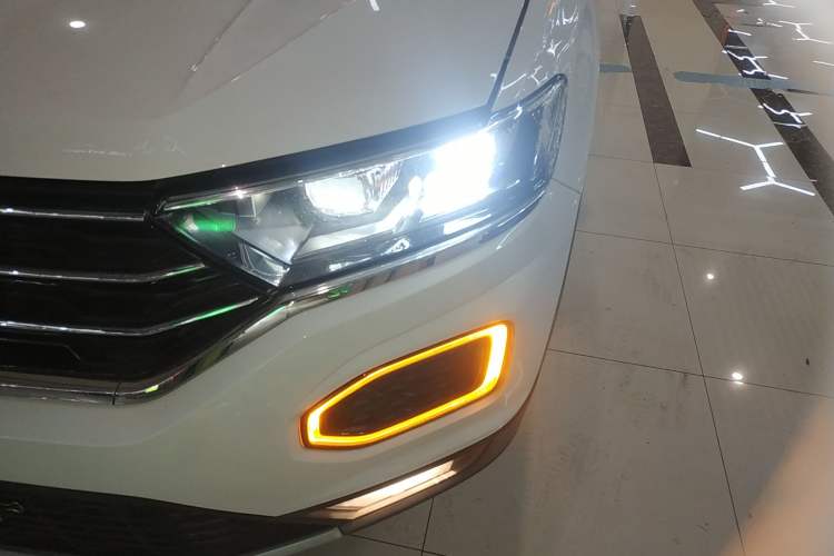 Used Volkswagen T-ROC 2018 230TSI DSG Two-Wheel Drive Advanced Version China VI Standard
