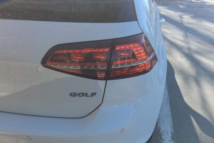 Used Volkswagen Golf 2017 1.6L Automatic Comfort Million-Vehicle Anniversary Edition
