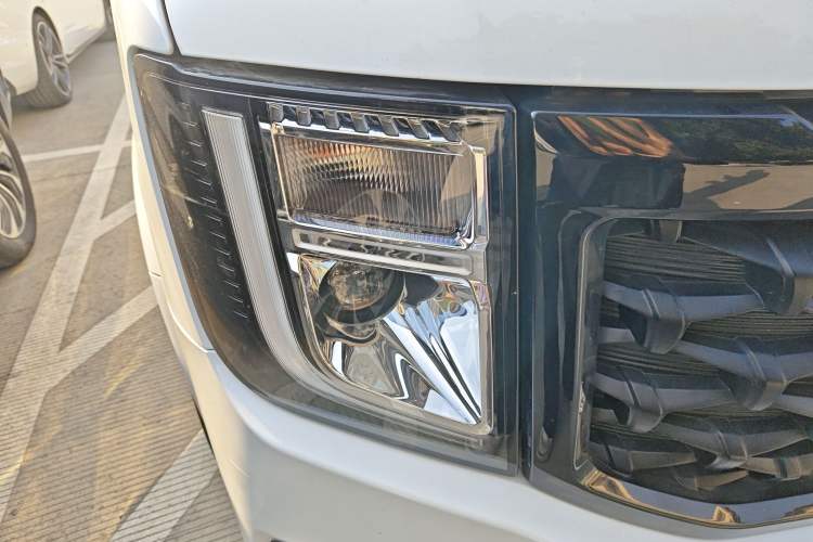 Used JMC Fushun 2025 2.0T 8AT Diesel Short-Wheelbase Low-Roof Commercial Multi-Purpose Passenger Vehicle with 5/6 Seats and Liftgate Tailgate