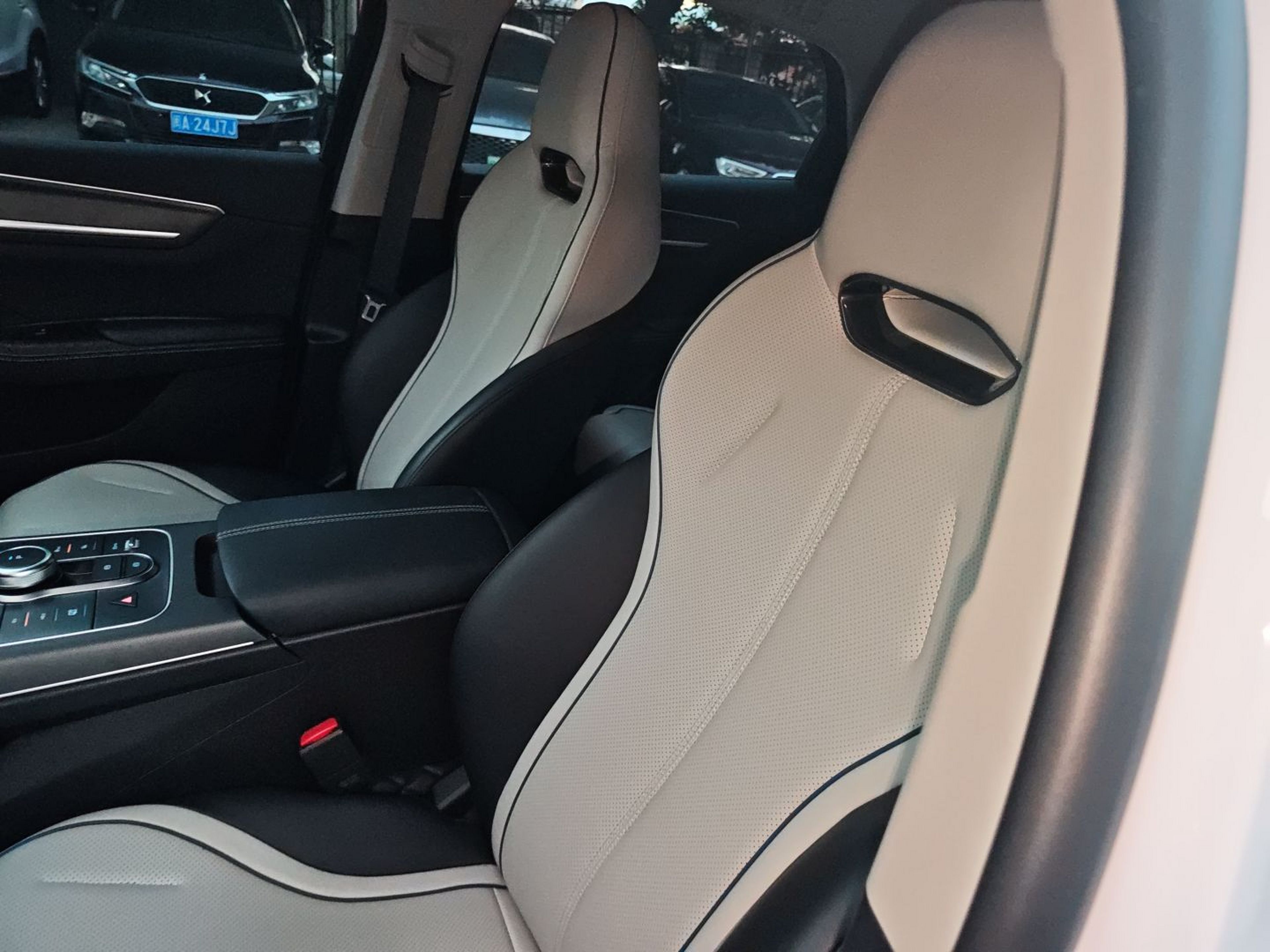 Переднее сиденье в автомобиле