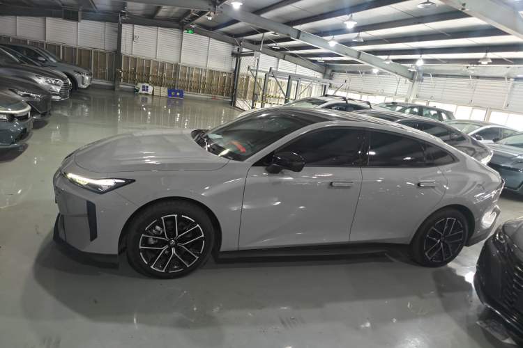 Used Changan UNI-V iDD 2024 Blue Whale Smart Electric iDD 136km Luxury Model
