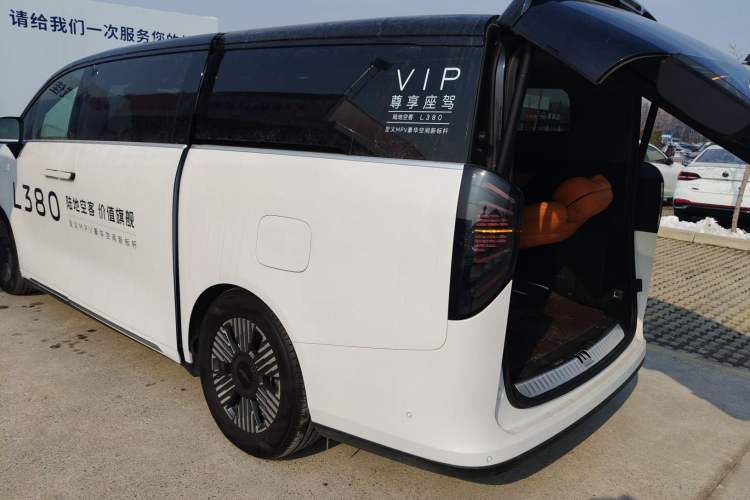 Used  LEVC L380 2024 140-Degree 6-Seater All-Wheel-Drive Ultra