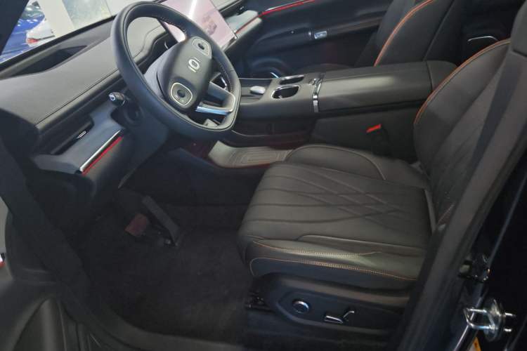 Used  Q07 2025 215 Prestige Edition