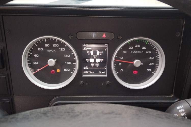 Used Iveco Daily 2021 2.5T A35 M1 Passenger Van 5-9 Seater Short Wheelbase Mid-Roof Design Dual Tires Side Sliding Door
