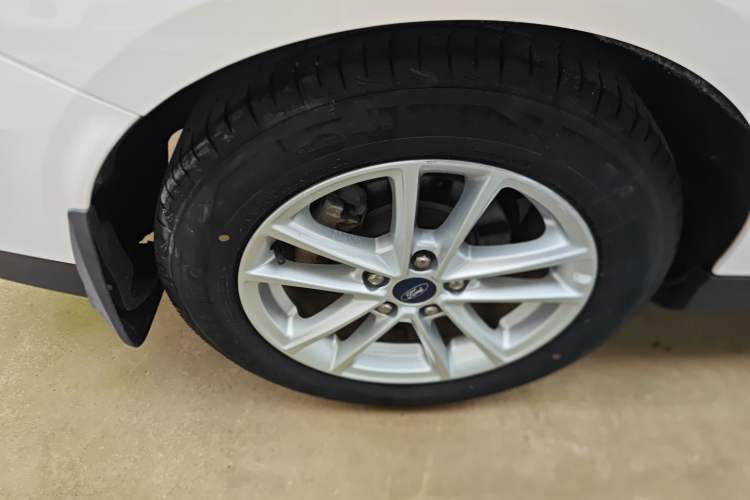 Used Ford Focus 2017 Sedan 1.6L Manual Fashion Edition Smart Drive Version
