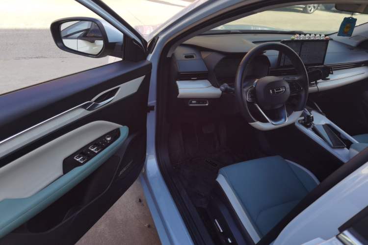 Used Geely Auto Emgrand L HiP 2022 1.5TD-DHT Pro 100KM Super Clean
