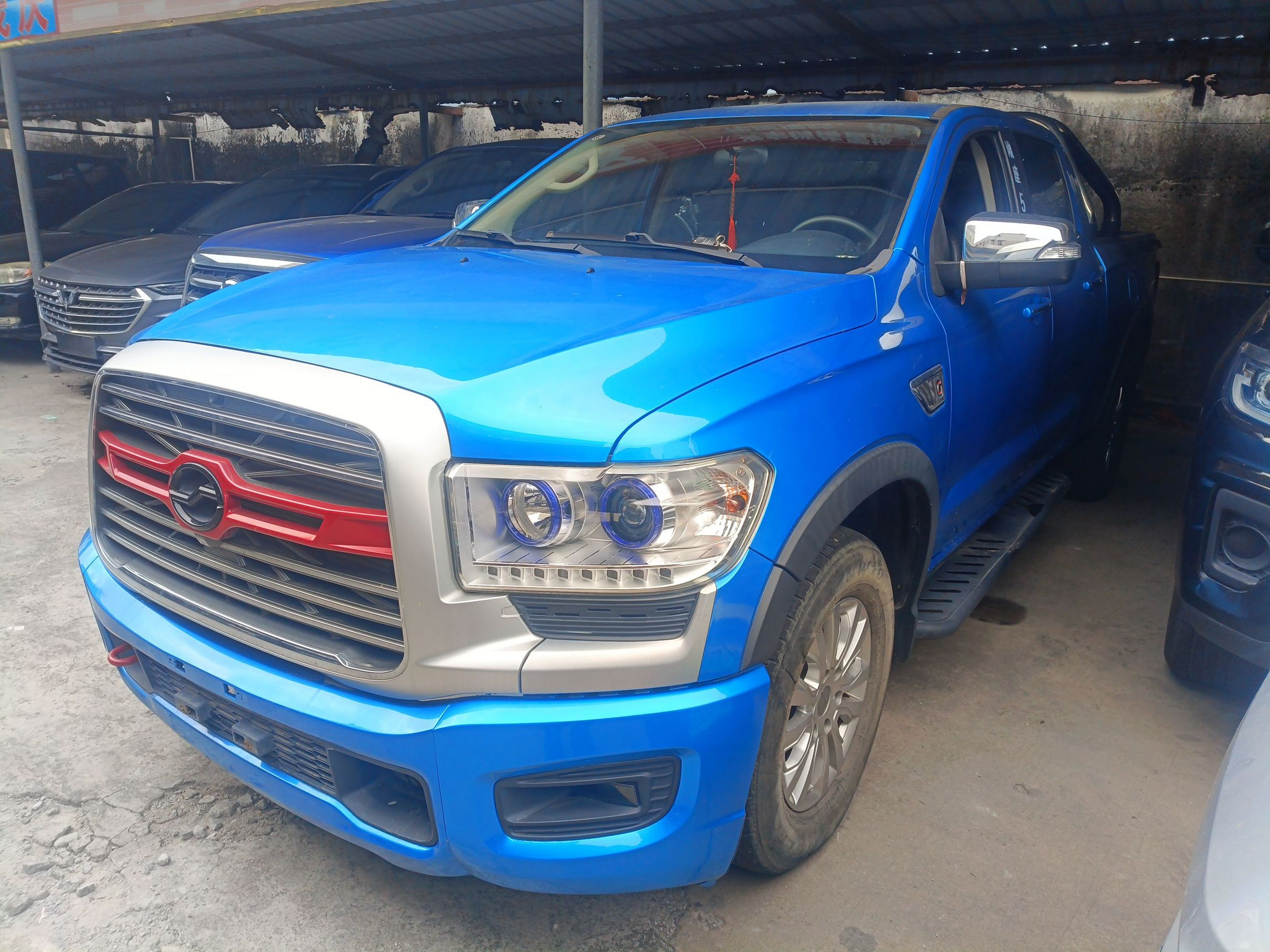 تحت مقدمة السيارة