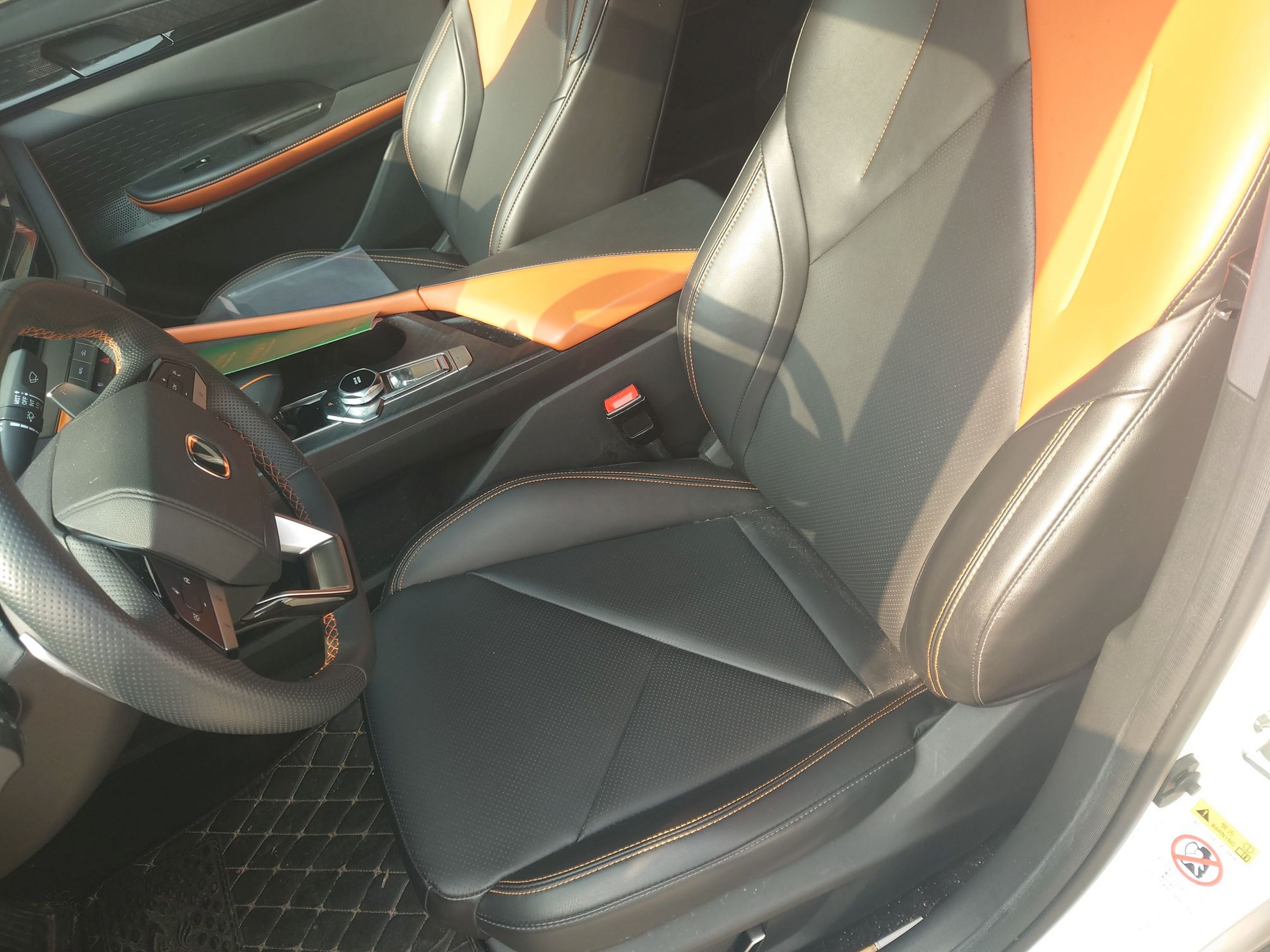 المقاعد الأمامية داخل السيارة