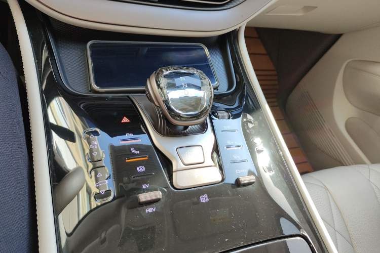 Used Denza D9 2022 DM-i 970 Four-Wheel Drive Prestige Model
