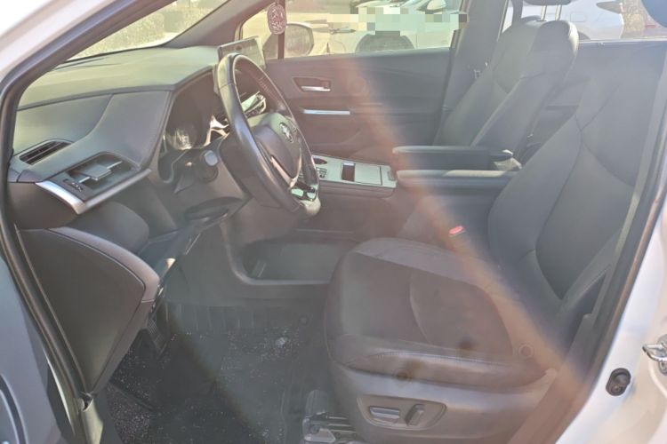 Used Toyota Sienna 2023 2.5L Hybrid Deluxe Edition