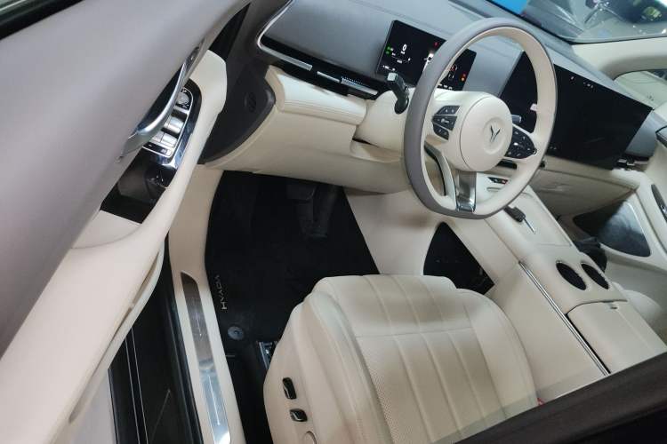 Used VOYAH Dream 2025 EV Four-Wheel Drive Flagship Kunpeng Edition
