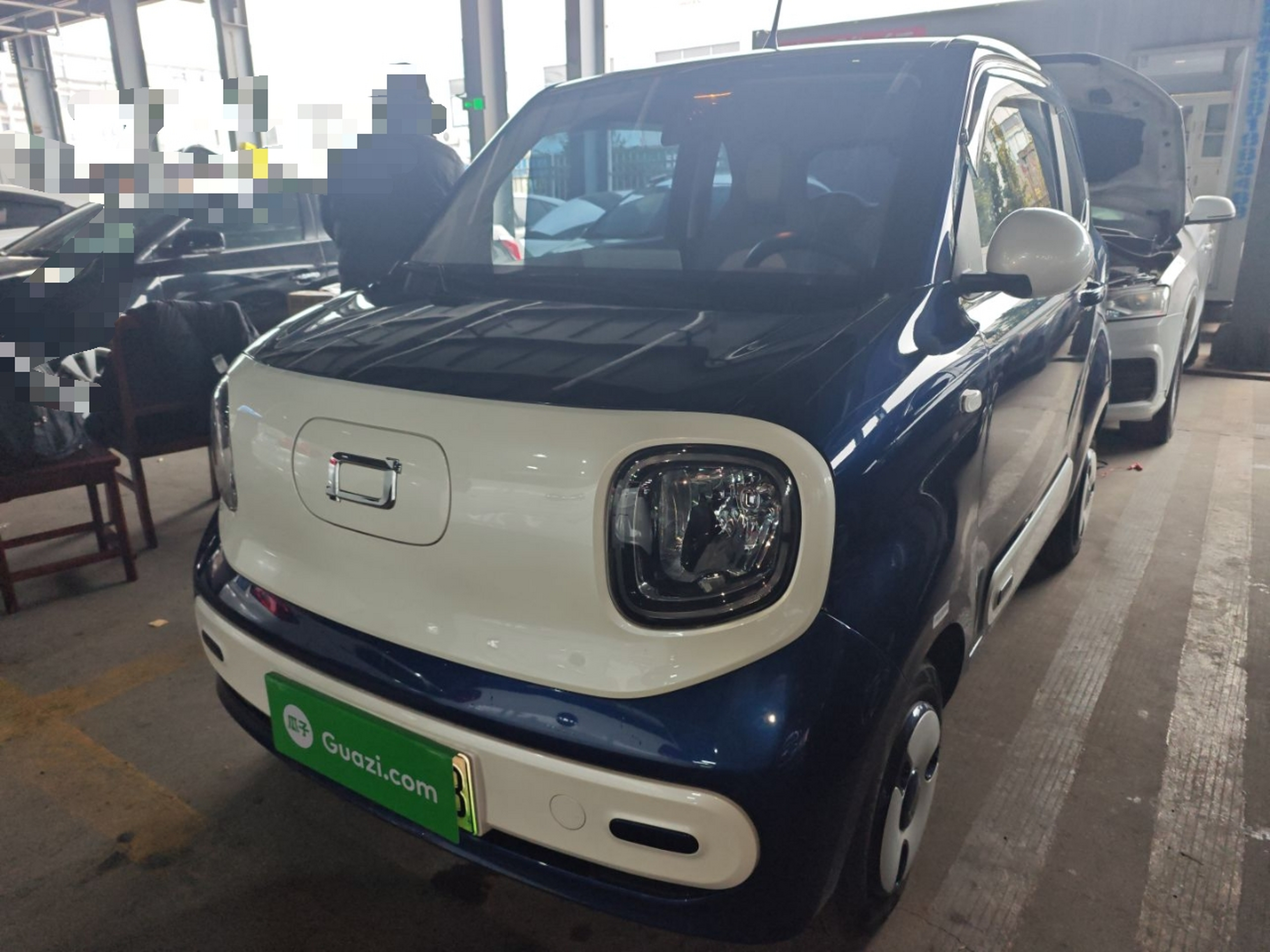 Под передней частью автомобиля