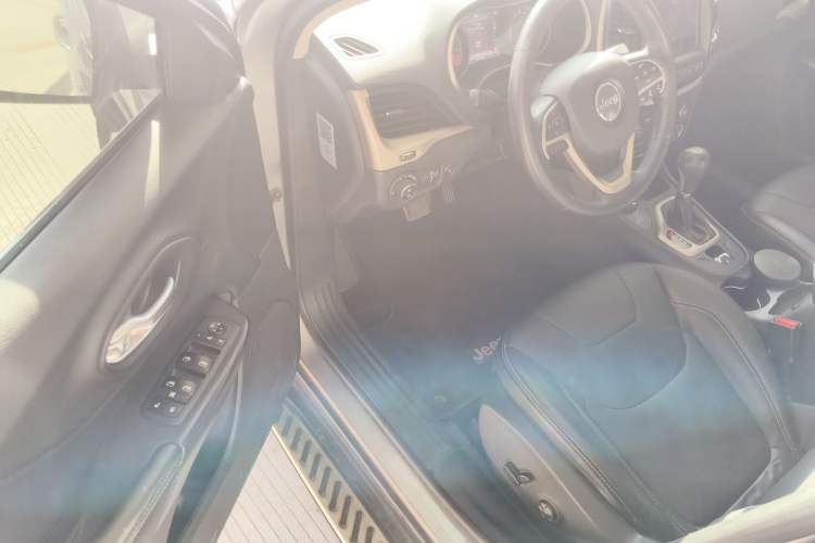 Used  Cherokee 2014 2.4L Luxury Edition
