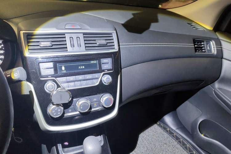 Used Nissan Tiida 2016 1.6L CVT Cool Dynamic Edition