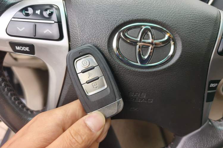 Used Toyota Highlander 2012 2.7L Two-Wheel Drive 7-Seater Luxury Edition