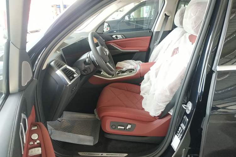 Used BMW X5 2023 xDrive 30Li Luxury M Sport Package
