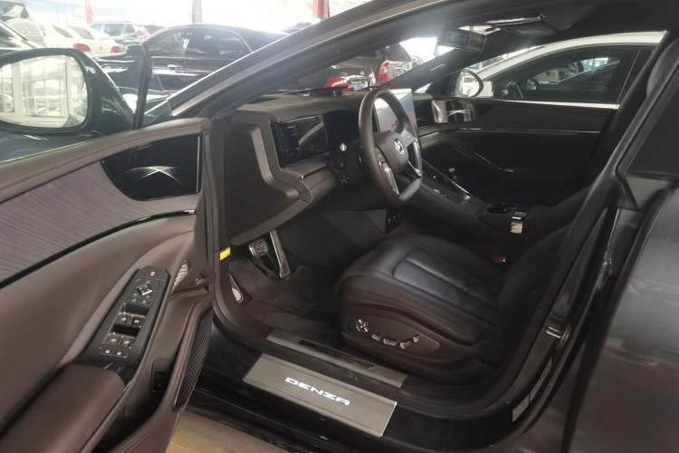 Used Denza Z9 2024 1100 km Four-Wheel Drive Max Version