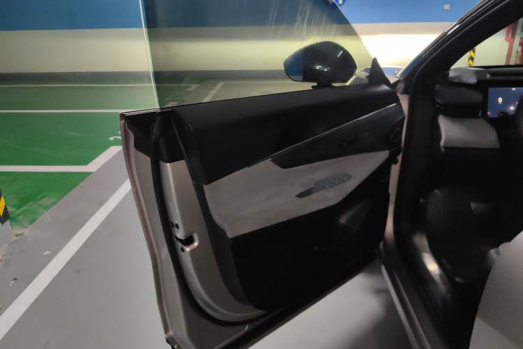 Used Lynk & Co 08 EM-P 2023 120km Long-Range Halo
