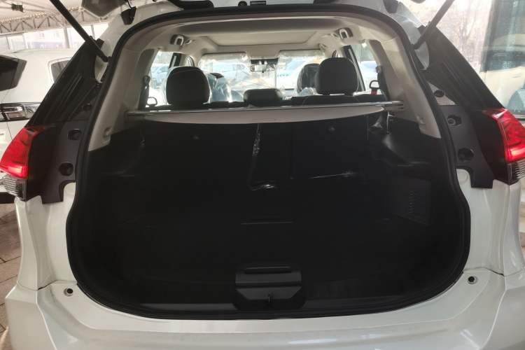 Used Nissan X-Trail 2023 Classic 2.0L Two-Wheel Drive Smart Connect Premium Edition
