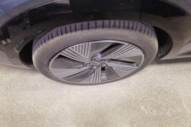 Used Lynk & Co 08 EM-P 2025 220 km All-Wheel-Drive Performance Halo
