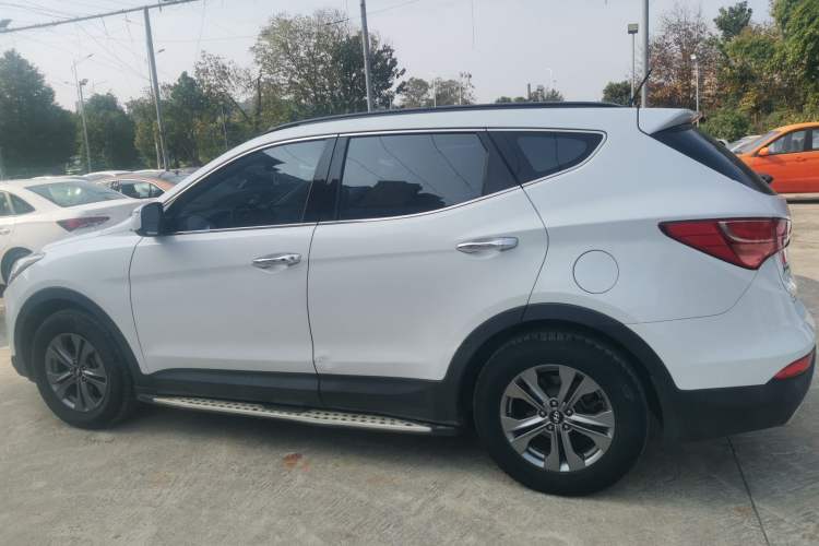 Used Hyundai Santa Fe 2015 2.4L Automatic Two-Wheel Drive Smart Version 5 Seats
