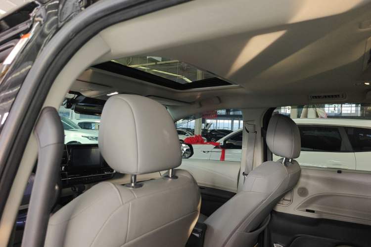 Used Toyota Granvia 2023 2.5L Hybrid Comfort Edition