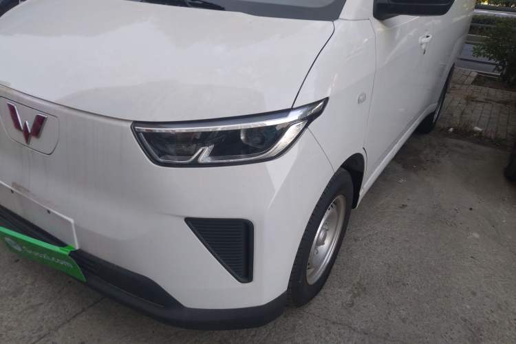 Used Wuling Yangguang 2024 300km Comfort-Grade Passenger Van 60kW
