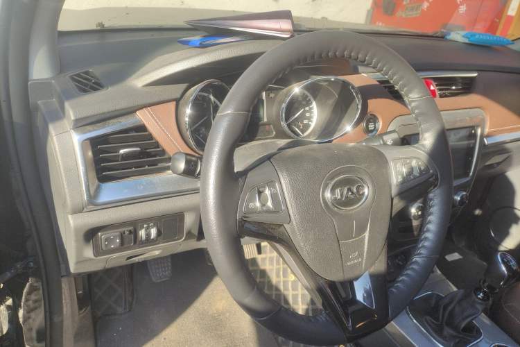 Used  T8 2019 2.0T Diesel Two-Wheel Drive Smart Connect Version Standard Double Cabin HFC4DB2-1D1