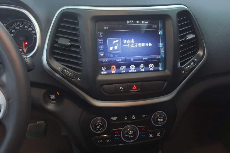 Used  Cherokee 2017 2.4L Leading Smart Edition
