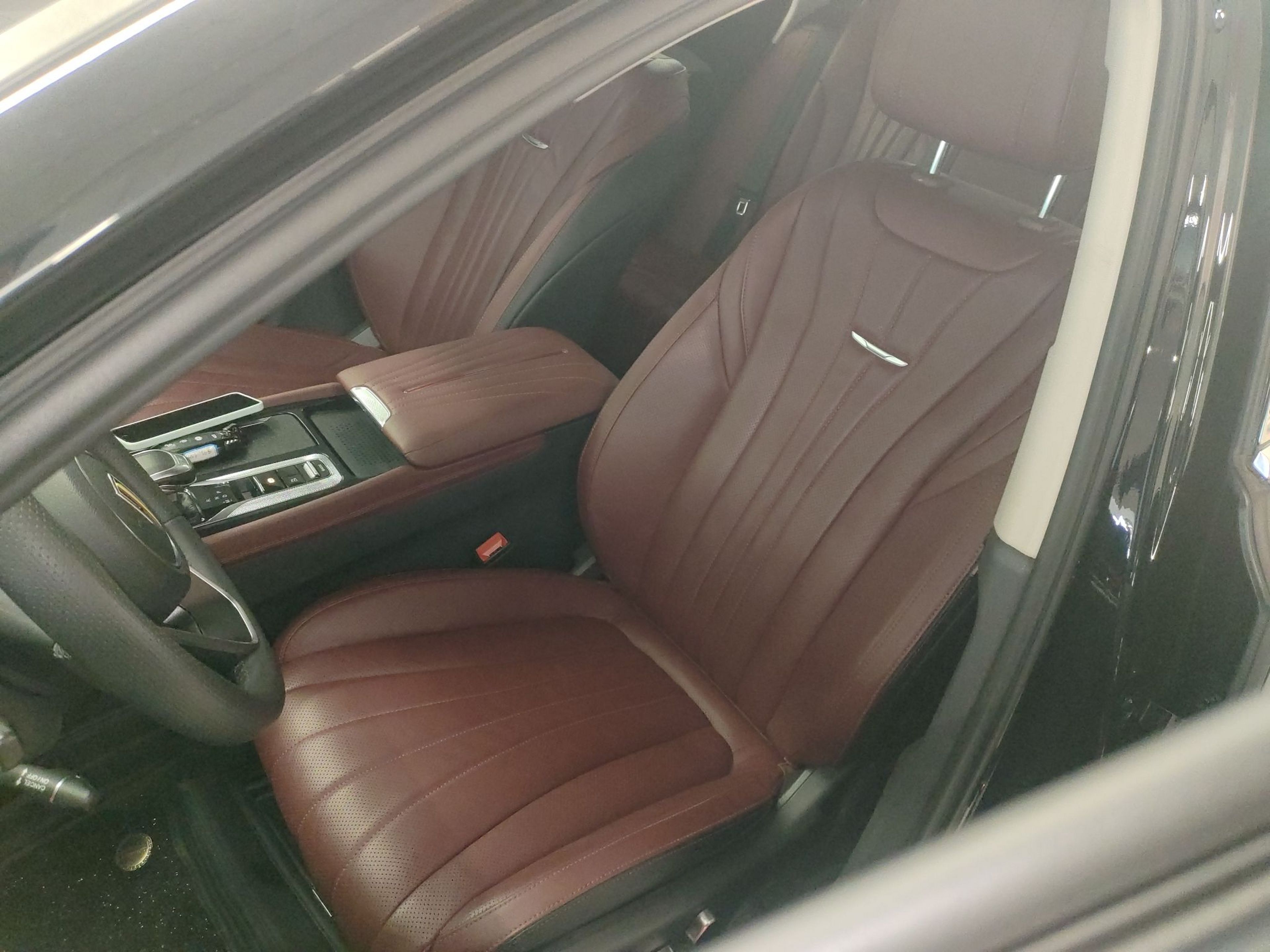 المقاعد الأمامية داخل السيارة