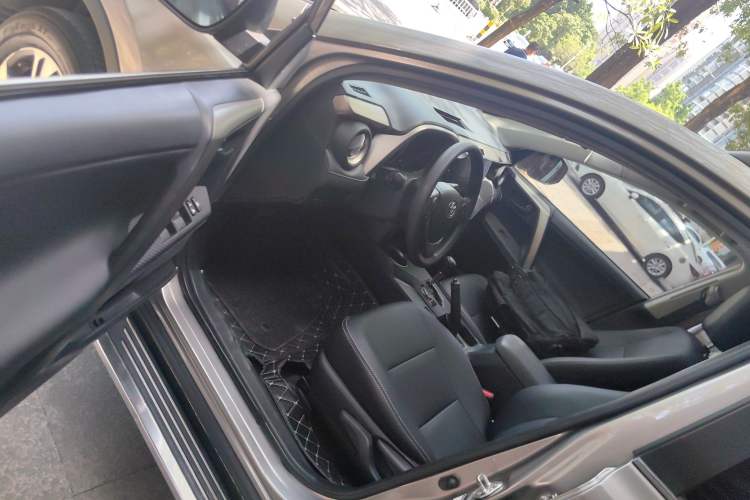 Used Toyota RAV4 2015 2.0L CVT Two-Wheel Drive Fashion Edition
