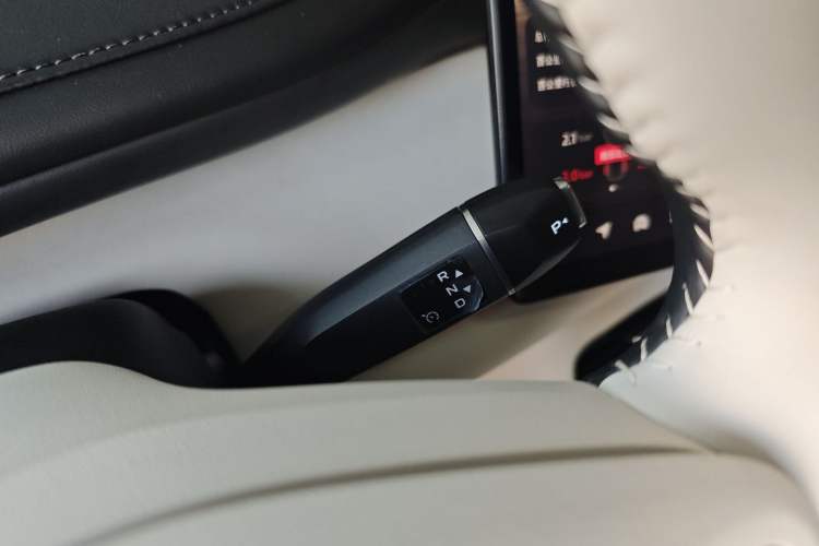 Used  Q07 2025 215 Prestige Edition
