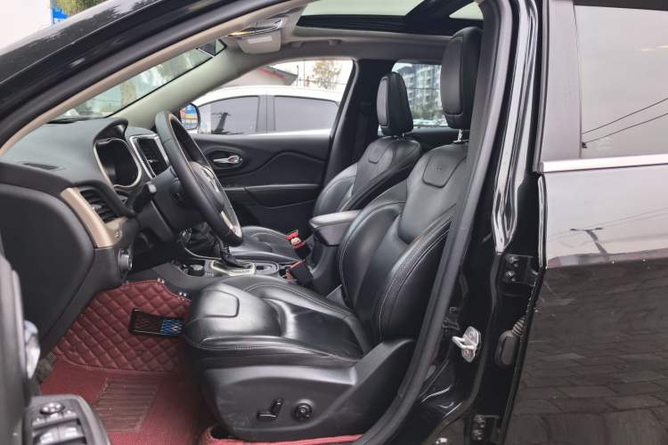 Used  Cherokee 2017 2.4L Professional Edition