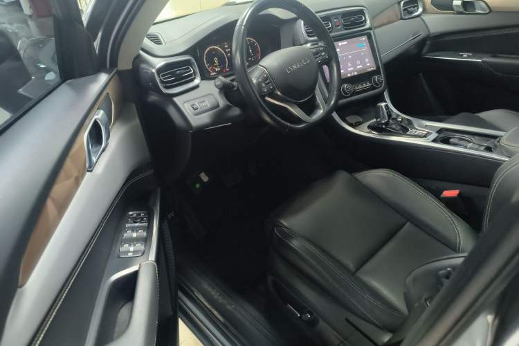 Used Lynk & Co 01 2020 2.0T Two-Wheel Drive Pure Pro Version China VI Standard
