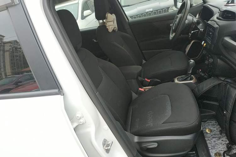 Used  Renegade 2018 Connected Large Screen Version 180T Automatic High-Energy Edition
