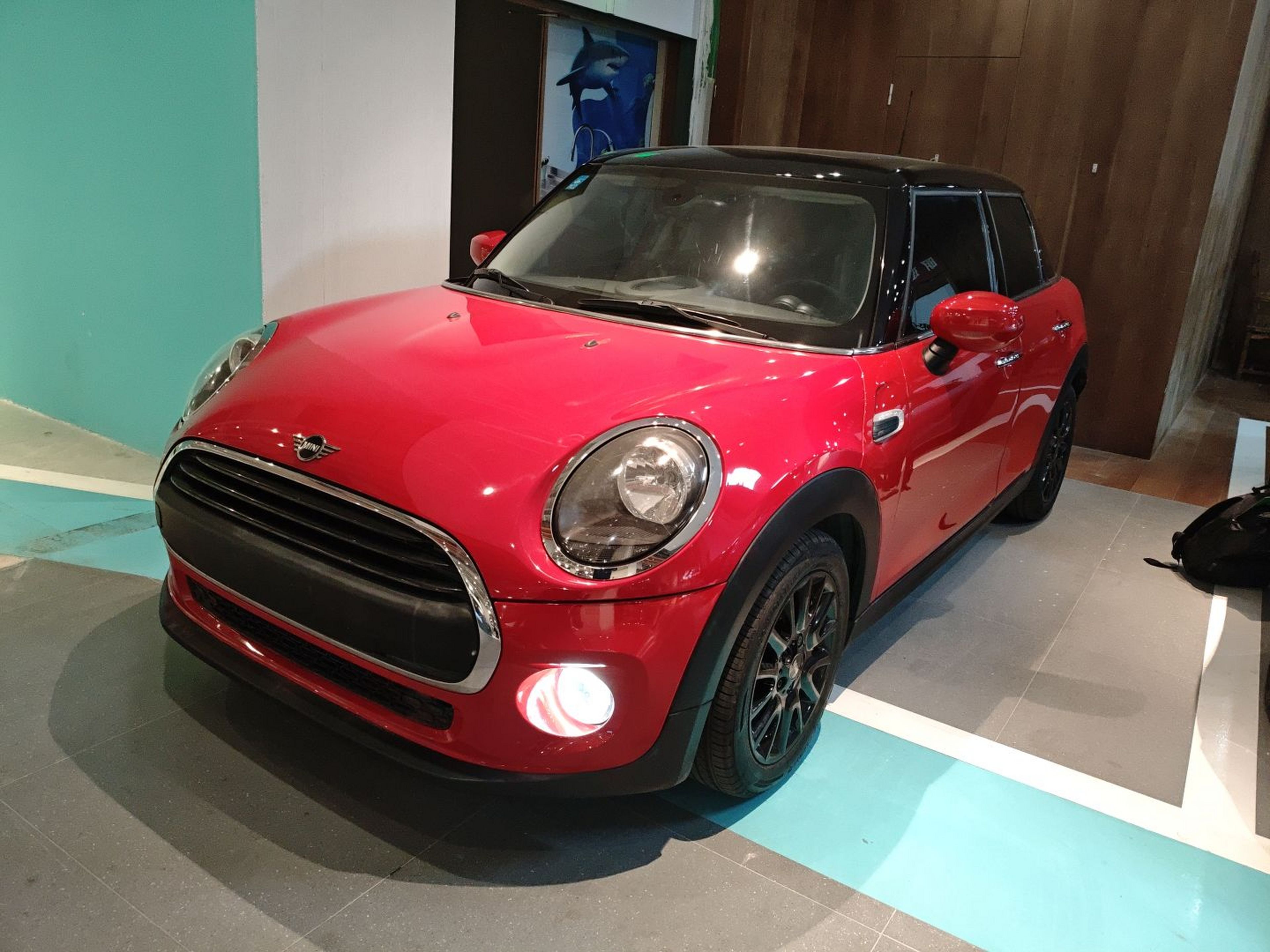 تحت مقدمة السيارة