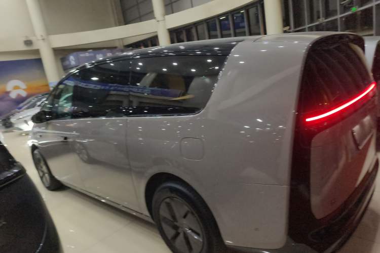 Used Li Auto MEGA 2024 Ultra Model
