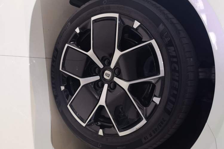 Used  SU7 2024 Rear-Drive Ultra-Long Range Advanced Pro-Level Intelligent Driving Version
