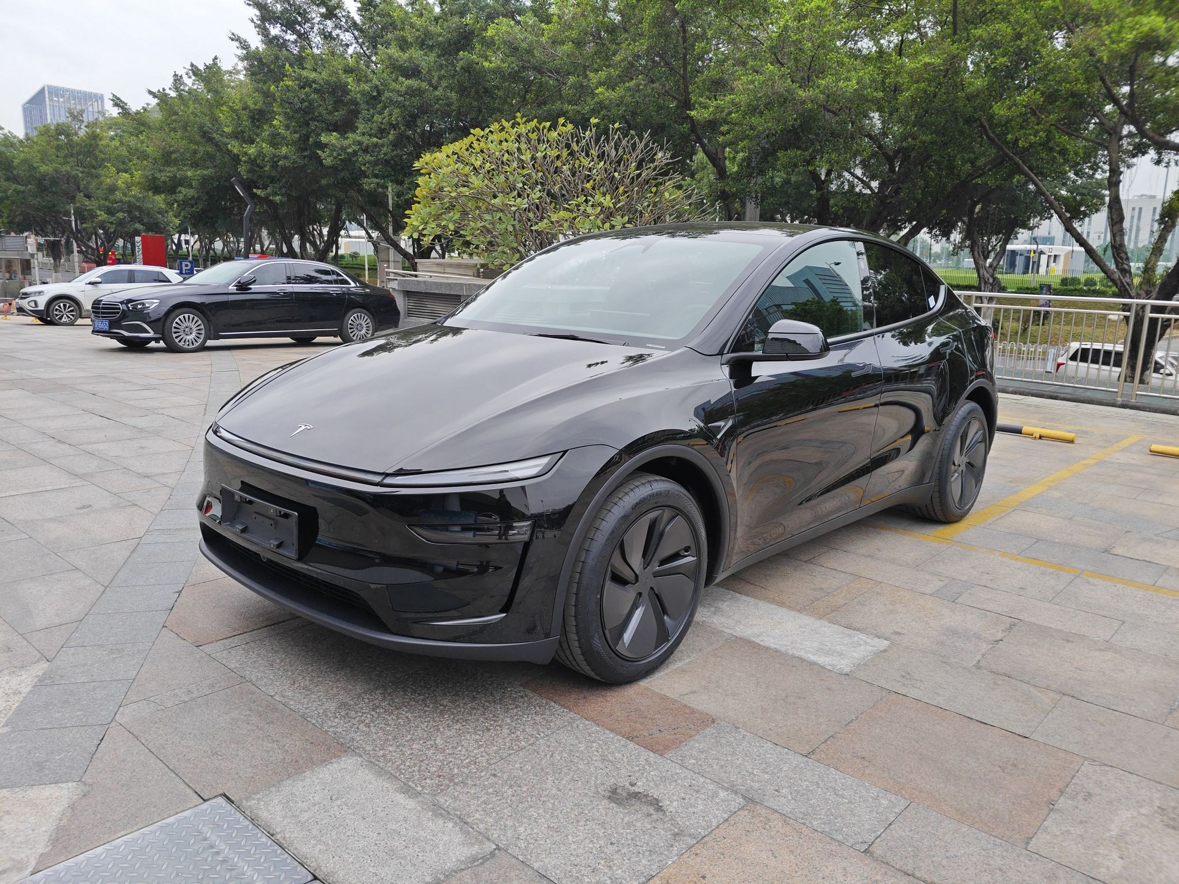 Под передней частью автомобиля